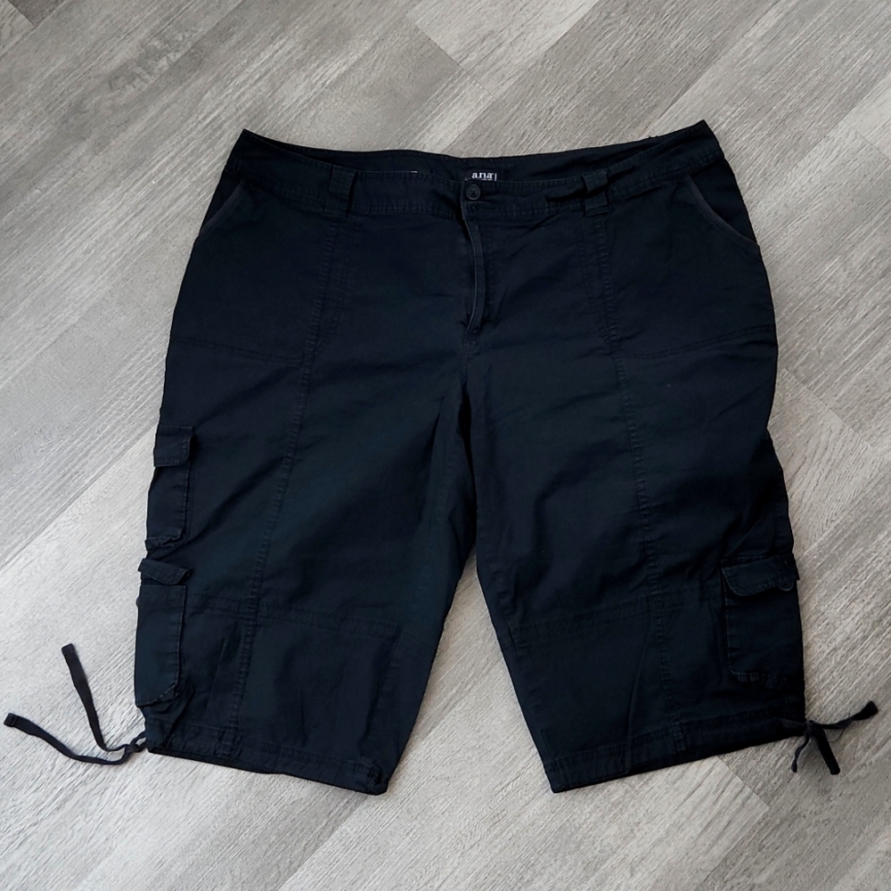 A.N.A. Cute black capris/clam diggers lots of pockets, perfect for vacation wear